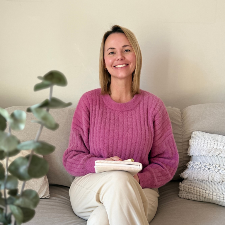 Die Kinder- & Jugendlichenpsychotherapeutin Judith Wellkamp sitzt auf dem Sofa.