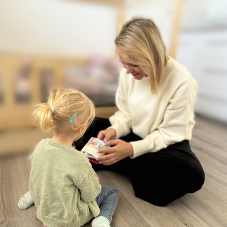 Die Kinder- & Jugendlichenpsychotherapeutin Judith Wellkamp ist in der Therapiesitzung mit einem Kind.